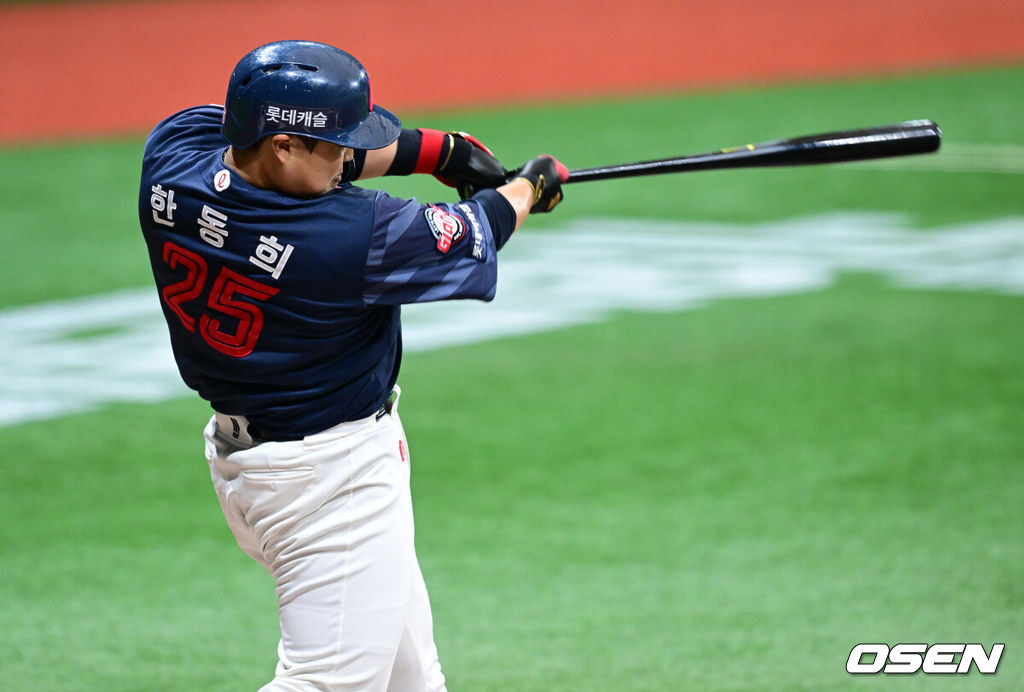 21일 서울 고척스카이돔에서 2026 신한 SOL Bank KBO리그 키움 히어로즈와 롯데 자이언츠의 경기가 열렸다.홈팀 키움은 배동현을, 방문팀 롯데는 비슬리를 선발로 내세웠다.1회초 2사 3루에서 롯데 한동희가 선제 적시타를 날리고 있다. 2026.06.21 /cej@osen.co.kr