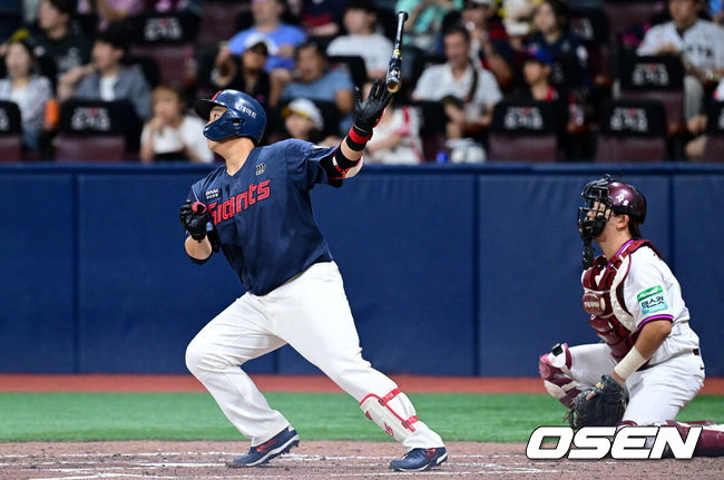 [OSEN=고척, 조은정 기자]21일 서울 고척스카이돔에서 2026 신한 SOL Bank KBO리그 키움 히어로즈와 롯데 자이언츠의 경기가 열렸다.홈팀 키움은 배동현을, 방문팀 롯데는 비슬리를 선발로 내세웠다.4회초 롯데 선두타자 롯데 한동희가 2루타를  있다. 2026.06.21 /cej@osen.co.kr