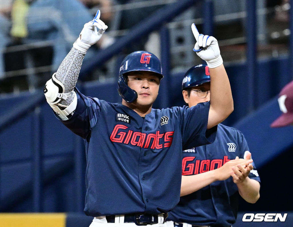 21일 서울 고척스카이돔에서 2026 신한 SOL Bank KBO리그 키움 히어로즈와 롯데 자이언츠의 경기가 열렸다.홈팀 키움은 배동현을, 방문팀 롯데는 비슬리를 선발로 내세웠다.9회초 1사 2루에서 롯데 김동현이 안타를 날린 뒤 세리머니를 하고 있다. 2026.06.21 /cej@osen.co.kr