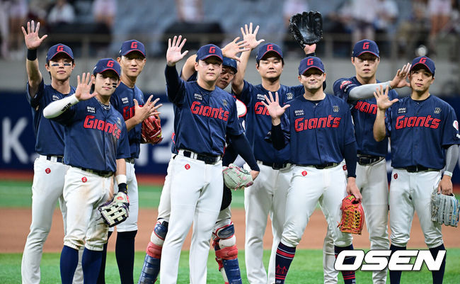 [OSEN=고척, 조은정 기자]프로야구 롯데 자이언츠가 키움 히어로즈를 꺾고 스윕에 성공했다. 시즌 첫 5연승을 달리며 주간 성적 5승 1무를 기록했다. 롯데는 21일 서울 고척 스카이돔에서 열린 2026 KBO리그 키움과 경기에서 5-3으로 승리했다. 김동현이 쐐기 스리런 홈런을 포함해 2타수 2안타 2볼넷 3타점으로 활약했다. 한동희가 4타수 2안타 1타점을 기록했다.&nbsp;롯데 선수들이 손가락 5개를 펼쳐 5연승을 자축하며 승리를 기뻐하고 있다. 2026.06.21 /cej@osen.co.kr