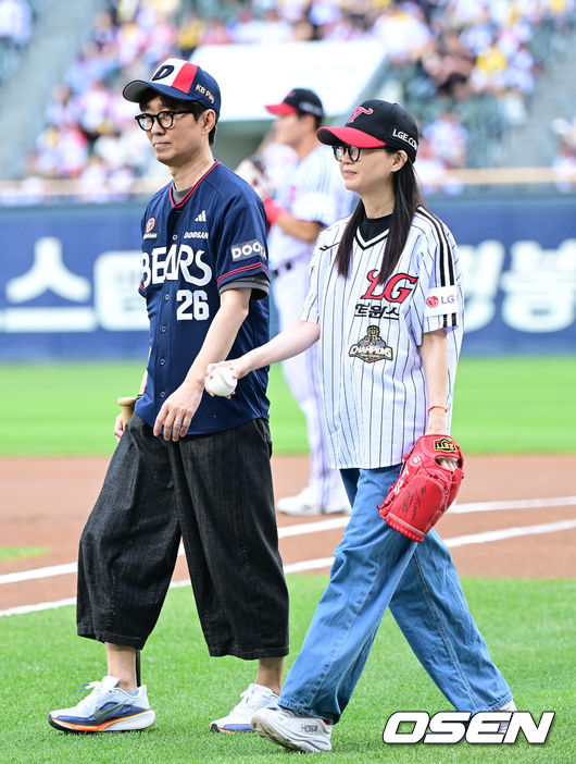 시구-시타로 향하는 김은희 작가와 장항준 감독의 표정이 자뭇 비장하다.