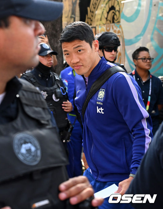 [OSEN=몬테레이(멕시코), 이대선 기자] 홍명보 감독이 이끄는 대한민국 축구대표팀이 22일(한국시간) 멕시코 몬테레이에 입성했다.대한민국 축구대표팀은 오는 25일 오전 10시 멕시코 몬테레이 스타디움에서 남아프리카공화국을 상대로 2026 국제축구연맹(FIFA) 북중미 월드컵 조별리그 A조 최종 3차전을 치른다. 대한민국 황희찬이 대표팀 숙소로 향하고 있다. 20206.06.22 /sunday@osen.co.kr