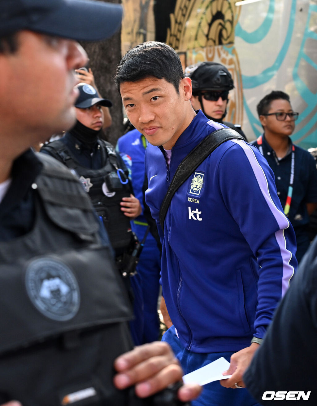 홍명보 감독이 이끄는 대한민국 축구대표팀이 22일(한국시간) 멕시코 몬테레이에 입성했다.대한민국 축구대표팀은 오는 25일 오전 10시 멕시코 몬테레이 스타디움에서 남아프리카공화국을 상대로 2026 국제축구연맹(FIFA) 북중미 월드컵 조별리그 A조 최종 3차전을 치른다. 대한민국 황희찬이 대표팀 숙소로 향하고 있다. 20206.06.22 /sunday@osen.co.kr