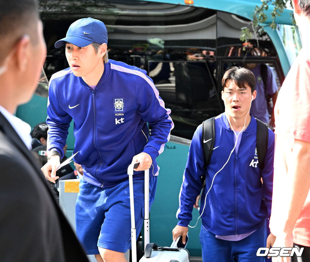 홍명보 감독이 이끄는 대한민국 축구대표팀이 22일(한국시간) 멕시코 몬테레이에 입성했다.대한민국 축구대표팀은 오는 25일 오전 10시 멕시코 몬테레이 스타디움에서 남아프리카공화국을 상대로 2026 국제축구연맹(FIFA) 북중미 월드컵 조별리그 A조 최종 3차전을 치른다. 대한민국 이강인, 오현규가 대표팀 숙소로 향하고 있다. 20206.06.22 /sunday@osen.co.kr