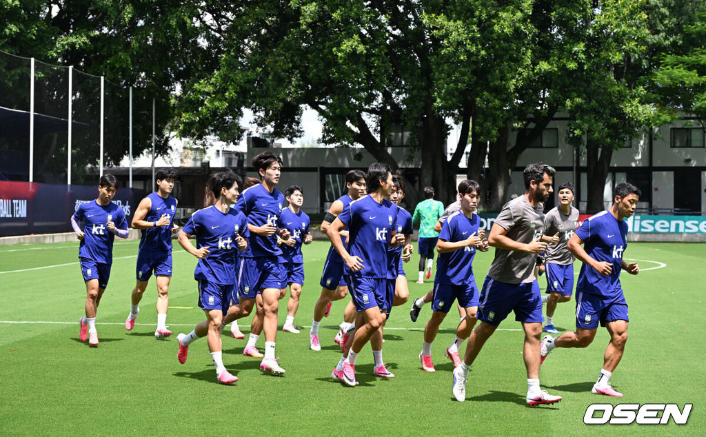 홍명보 감독이 이끄는 대한민국 축구국가대표팀이 20일(한국시각) 멕시코 과달라하라 인근 사포판의 치바스 베르데 바예에서 훈련을 진행했다.한국은 1승 1패, 승점 3으로 멕시코(승점 6)에 이어 조 2위가 됐다. 체코와 남아프리카공화국이 나란히 승점 1에 머물러 있는 만큼 한국은 남아공과 최종전에서 무승부만 거둬도 조 2위를 확보할 수 있다.대한민국 선수들이 러닝 훈련을 하고 있다. 2026.06.20 /sunday@osen.co.kr