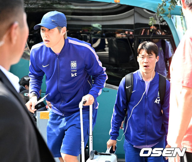 [OSEN=몬테레이(멕시코), 이대선 기자] 홍명보 감독이 이끄는 대한민국 축구대표팀이 22일(한국시간) 멕시코 몬테레이에 입성했다.대한민국 축구대표팀은 오는 25일 오전 10시 멕시코 몬테레이 스타디움에서 남아프리카공화국을 상대로 2026 국제축구연맹(FIFA) 북중미 월드컵 조별리그 A조 최종 3차전을 치른다. 대한민국 이강인, 오현규가 대표팀 숙소로 향하고 있다. 20206.06.22 /sunday@osen.co.kr