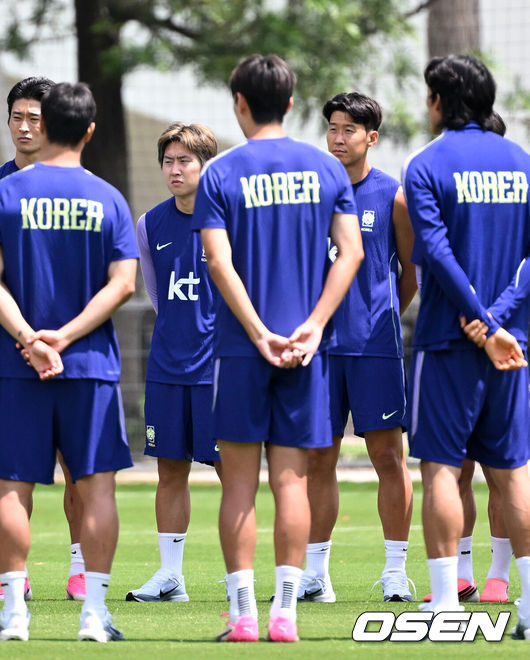 [OSEN=사포판(멕시코), 이대선 기자] 홍명보 감독이 이끄는 대한민국 축구국가대표팀이 20일(한국시각) 멕시코 과달라하라 인근 사포판의 치바스 베르데 바예에서 훈련을 진행했다.한국은 1승 1패, 승점 3으로 멕시코(승점 6)에 이어 조 2위가 됐다. 체코와 남아프리카공화국이 나란히 승점 1에 머물러 있는 만큼 한국은 남아공과 최종전에서 무승부만 거둬도 조 2위를 확보할 수 있다.대한민국 이강인, 손흥민이 홍명보 감독의 말을 듣고 있다. 2026.06.20 /sunday@osen.co.kr