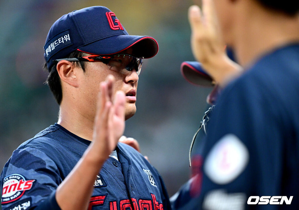 17일 인천 SSG랜더스필드에서 ‘2026 신한 SOL Bank KBO리그’ SSG 랜더스와 롯데 자이언츠의 경기가 열렸다.홈팀 SSG는 김건우, 방문팀 롯데는 박세웅을 선발로 내세웠다.5회말 SSG 공격을 무실점으로 막아낸 롯데 선발 박세웅이 더그아웃으로 향하며 동료들과 인사를 나누고 있다. 2026.06.17 / dreamer@osen.co.kr