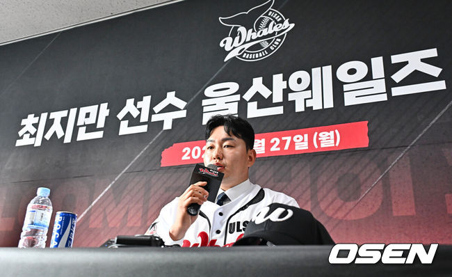 [OSEN=울산, 이석우 기자] 27일 울산 문수야구장에서 MLB 출신 최지만이 울산 웨일즈 입단식을 가졌다. 2010년 동산고 졸업 후 곧바로 미국 시애틀 매리너스에 입단한 최지만은 LA 에인절스, 뉴욕 양키스, 탬파베이 레이스 등을 거쳤고 탬파베이 레이스 소속이던 2020년에는 한국인 타자 최초로 월드시리즈에 출전했다.최지만이 입단 소감을 얘기하고 있다.2026.04.27 / foto0307@osen.co.kr