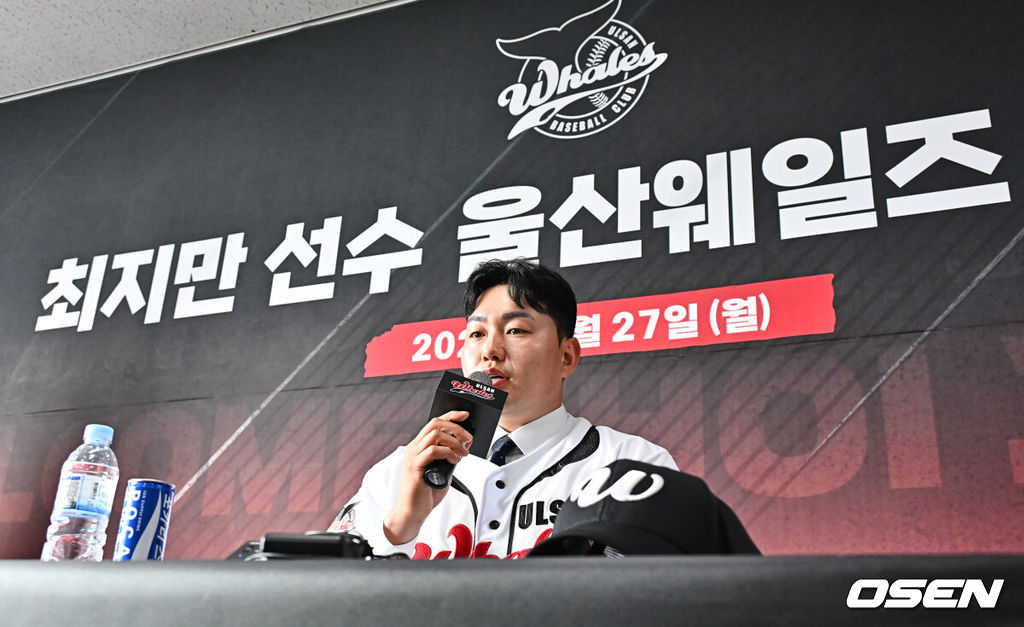 27일 울산 문수야구장에서 MLB 출신 최지만이 울산 웨일즈 입단식을 가졌다.
2010년 동산고 졸업 후 곧바로 미국 시애틀 매리너스에 입단한 최지만은 LA 에인절스, 뉴욕 양키스, 탬파베이 레이스 등을 거쳤고 탬파베이 레이스 소속이던 2020년에는 한국인 타자 최초로 월드시리즈에 출전했다.최지만이 입단 소감을 얘기하고 있다.2026.04.27 / foto0307@osen.co.kr