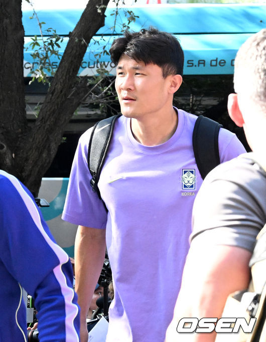 [OSEN=몬테레이(멕시코), 이대선 기자] 홍명보 감독이 이끄는 대한민국 축구대표팀이 22일(한국시간) 멕시코 몬테레이에 입성했다.대한민국 축구대표팀은 오는 25일 오전 10시 멕시코 몬테레이 스타디움에서 남아프리카공화국을 상대로 2026 국제축구연맹(FIFA) 북중미 월드컵 조별리그 A조 최종 3차전을 치른다. 대한민국 김민재가 대표팀 숙소로 향하고 있다. 20206.06.22 /sunday@osen.co.kr