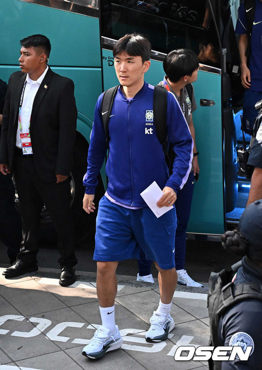 [OSEN=몬테레이(멕시코), 이대선 기자] 홍명보 감독이 이끄는 대한민국 축구대표팀이 22일(한국시간) 멕시코 몬테레이에 입성했다.대한민국 축구대표팀은 오는 25일 오전 10시 멕시코 몬테레이 스타디움에서 남아프리카공화국을 상대로 2026 국제축구연맹(FIFA) 북중미 월드컵 조별리그 A조 최종 3차전을 치른다. 대한민국 황인범이 대표팀 숙소로 향하고 있다. 20206.06.22 /sunday@osen.co.kr