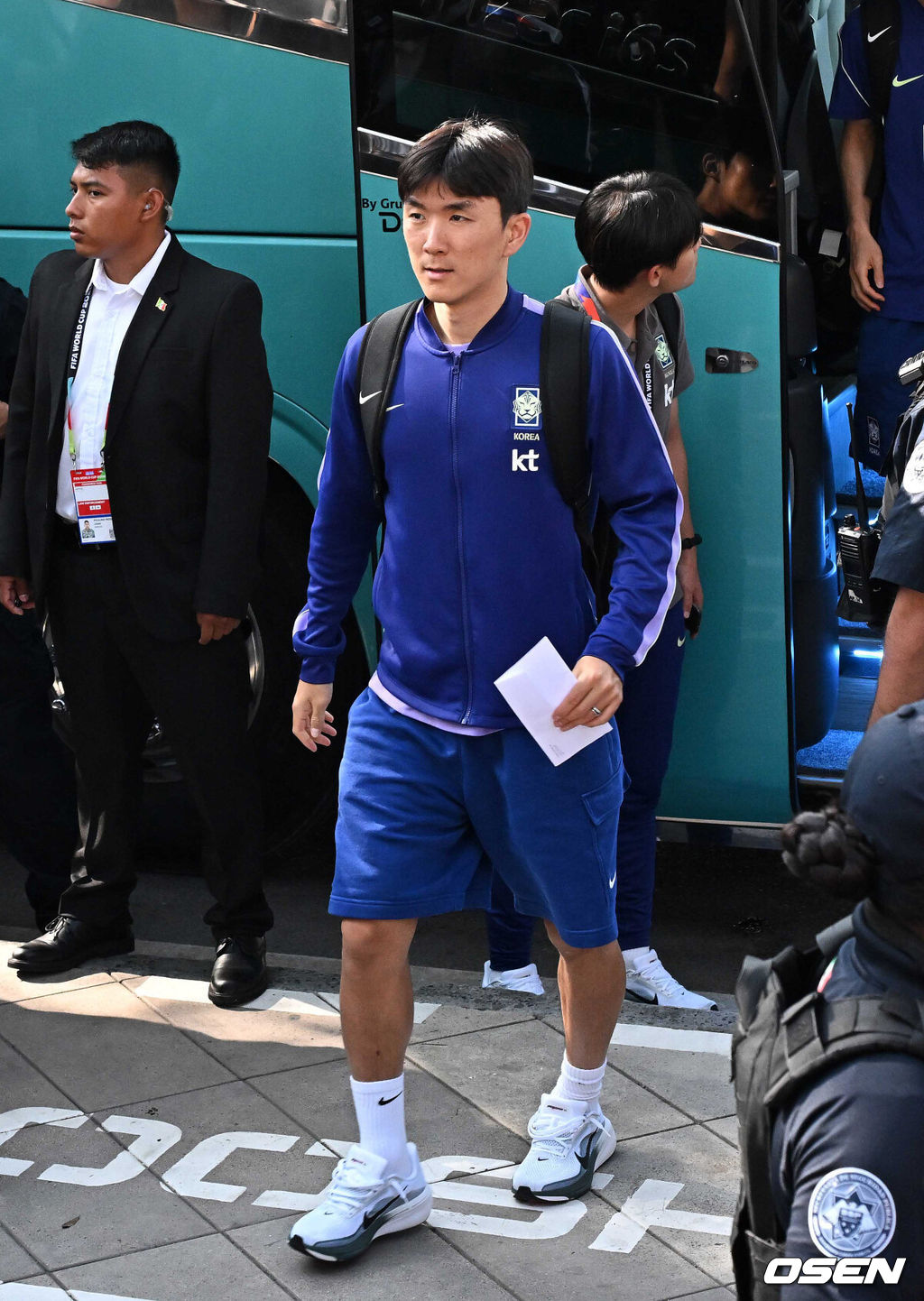 홍명보 감독이 이끄는 대한민국 축구대표팀이 22일(한국시간) 멕시코 몬테레이에 입성했다.대한민국 축구대표팀은 오는 25일 오전 10시 멕시코 몬테레이 스타디움에서 남아프리카공화국을 상대로 2026 국제축구연맹(FIFA) 북중미 월드컵 조별리그 A조 최종 3차전을 치른다. 대한민국 황인범이 대표팀 숙소로 향하고 있다. 20206.06.22 /sunday@osen.co.kr