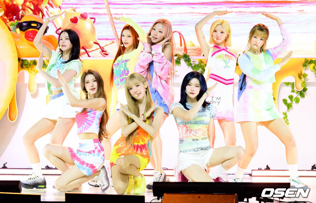 가수 하츠투하츠 두 번째 미니앨범 'Lemon Tang' 발매 기념 미디어 쇼케이스가 22일 서울 용산구 블루스퀘어에서 열렸다.이번 미니 2집은 타이틀곡 'Lemon Tang'을 비롯해 지난 2월 발표했던 싱글 'RUDE!(루드!)' 등 총 6곡으로 구성됐다. 싱그러운 여름날 반짝이는 하츠투하츠만의 에너지와 '함께'할 때 더욱 선명해지는 다채로운 감정을 만끽할 수 있는 앨범이다.하츠투하츠가 무대를 선보이고 있다. 2026.06.22 / jpnews@osen.co.kr