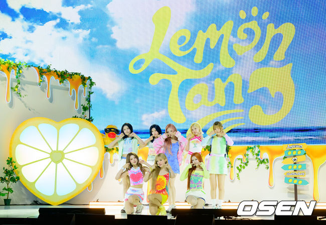 [OSEN=지형준 기자] 가수 하츠투하츠 두 번째 미니앨범 'Lemon Tang' 발매 기념 미디어 쇼케이스가 22일 서울 용산구 블루스퀘어에서 열렸다.이번 미니 2집은 타이틀곡 'Lemon Tang'을 비롯해 지난 2월 발표했던 싱글 'RUDE!(루드!)' 등 총 6곡으로 구성됐다. 싱그러운 여름날 반짝이는 하츠투하츠만의 에너지와 '함께'할 때 더욱 선명해지는 다채로운 감정을 만끽할 수 있는 앨범이다.하츠투하츠가 무대를 선보이고 있다. 2026.06.22&nbsp;/ jpnews@osen.co.kr