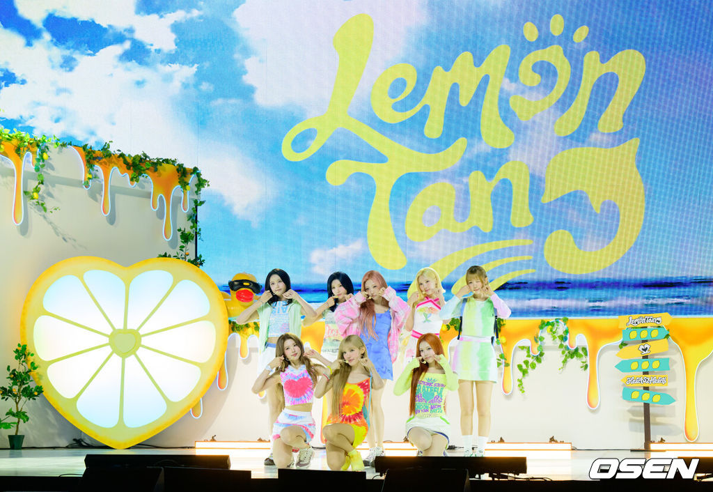 가수 하츠투하츠 두 번째 미니앨범 'Lemon Tang' 발매 기념 미디어 쇼케이스가 22일 서울 용산구 블루스퀘어에서 열렸다.이번 미니 2집은 타이틀곡 'Lemon Tang'을 비롯해 지난 2월 발표했던 싱글 'RUDE!(루드!)' 등 총 6곡으로 구성됐다. 싱그러운 여름날 반짝이는 하츠투하츠만의 에너지와 '함께'할 때 더욱 선명해지는 다채로운 감정을 만끽할 수 있는 앨범이다.하츠투하츠가 무대를 선보이고 있다. 2026.06.22 / jpnews@osen.co.kr