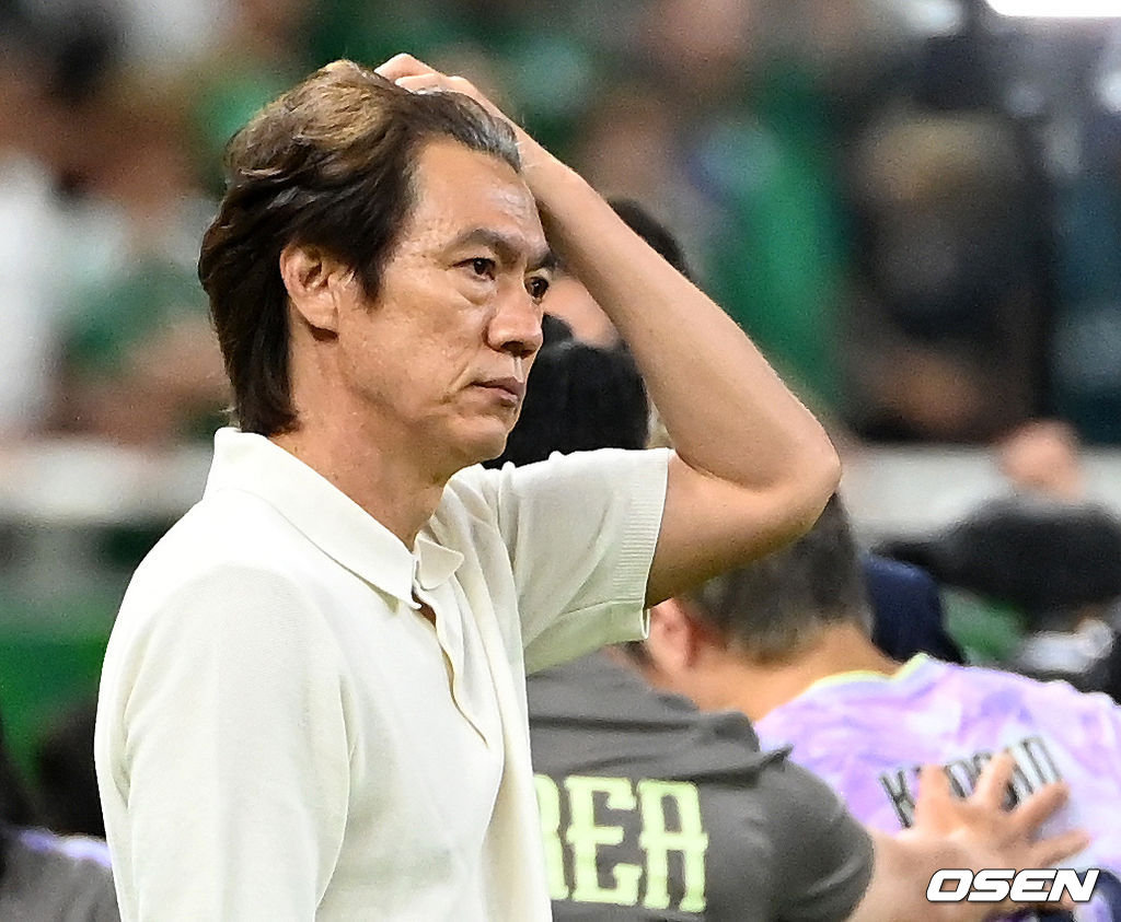 홍명보 감독이 이끄는 대한민국 축구대표팀은 19일 오전 10시(이하 한국시간) 멕시코 과달라하라의 에스타디오 과달라하라에서 열린 2026 국제축구연맹(FIFA) 북중미 월드컵 조별리그 A조 2차전에서 멕시코에 0-1로 패했다.이로써 한국은 1승 1패, 승점 3으로 멕시코(승점 6)에 이어 조 2위가 됐다. 체코와 남아프리카공화국이 나란히 승점 1에 머물러 있는 만큼 한국은 남아공과 최종전에서 무승부만 거둬도 조 2위를 확보할 수 있다.경기 종료 후 대한민국 홍명보 감독이 아쉬워하고 있다. 2026.06.19 /sunday@osen.co.kr