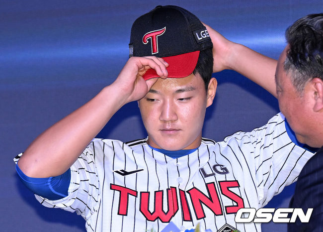 [OSEN=이대선 기자] 17일 오후 7일 오후 서울 롯데호텔 월드에서 ‘2026 KBO 신인 드래프트’가 열렸다. LG에 지명된 경기항공고 양우진이 기념촬영을 하고 있다. 2025.09.17 /sunday@osen.co.kr