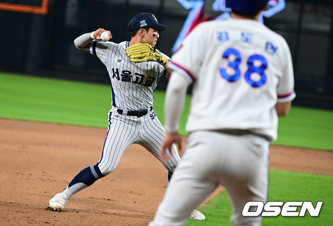 [OSEN=대전, 조은정 기자]제4회 한화이글스배 고교vs대학 홈런더비 결승전이 8일 대전한화생명볼파크에서 열렸다.고교 올스타는 18세 이하 청소년 대표팀을 맡고 있는 덕수고 정윤진 감독이 지휘한다. 대학 올스타는 23세 이하 대표팀 사령탑인 성균관대 이연수 감독이 이끈다. 양 팀 선수단은 프로 10개 구단 스카우트 팀장들의 협의를 통해 선발됐다.6회초 서울고 김지우가 수비를 하고 있다. 2026.06.08 /cej@osen.co.kr