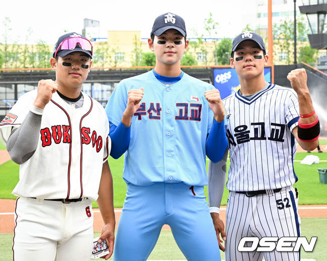 [OSEN=대전, 조은정 기자]제4회 한화이글스배 고교vs대학 올스타전이 8일 대전한화생명볼파크에서 열렸다.고교 올스타는 18세 이하 청소년 대표팀을 맡고 있는 덕수고 정윤진 감독이 지휘한다. 대학 올스타는 23세 이하 대표팀 사령탑인 성균관대 이연수 감독이 이끈다. 양 팀 선수단은 프로 10개 구단 스카우트 팀장들의 협의를 통해 선발됐다.경기 전 덕수고 엄준상(왼쪽부터), 부산고 하현승, 서울고 김지우가 포즈를 취하고 있다. 2026.06.08 /cej@osen.co.kr