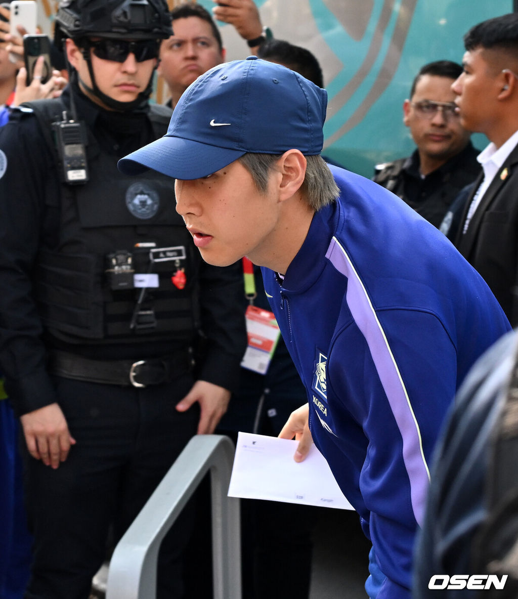 홍명보 감독이 이끄는 대한민국 축구대표팀이 22일(한국시간) 멕시코 몬테레이에 입성했다.대한민국 축구대표팀은 오는 25일 오전 10시 멕시코 몬테레이 스타디움에서 남아프리카공화국을 상대로 2026 국제축구연맹(FIFA) 북중미 월드컵 조별리그 A조 최종 3차전을 치른다. 대한민국 이강인이 숙소로 향하고 있다. 20206.06.22 /sunday@osen.co.kr