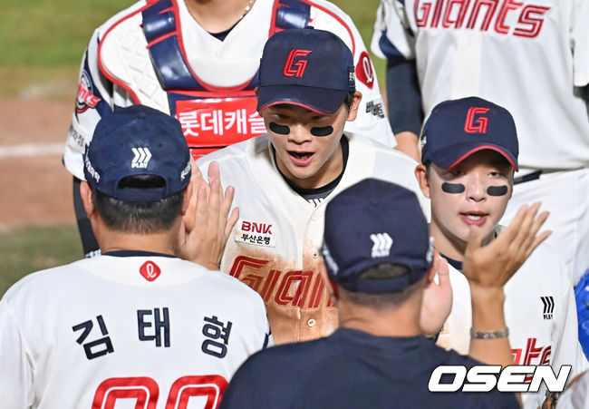 [OSEN=부산, 이석우 기자] 26일 부산 사직야구장에서 2025 신한 SOL 뱅크 KBO 리그 롯데 자이언츠와 KT 위즈의 경기가 열렸다. 홈팀 롯데는 나균안이, 방문팀 KT는 오원석이 선발 출전했다.롯데 자이언츠 박찬형과 이호준이 KT 위즈에 4-3으로 승리한 후 김태형 감독과 하이파이브를 하고 있다. 2025.08.26 / foto0307@osen.co.kr