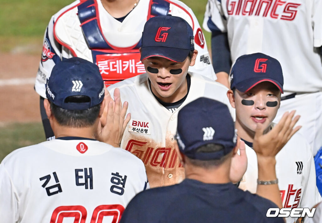 26일 부산 사직야구장에서 2025 신한 SOL 뱅크 KBO 리그 롯데 자이언츠와 KT 위즈의 경기가 열렸다. 홈팀 롯데는 나균안이, 방문팀 KT는 오원석이 선발 출전했다.롯데 자이언츠 박찬형과 이호준이 KT 위즈에 4-3으로 승리한 후 김태형 감독과 하이파이브를 하고 있다. 2025.08.26 / foto0307@osen.co.kr