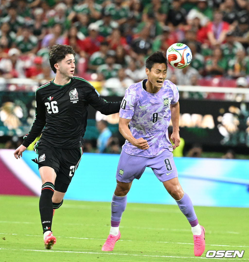 19일 (한국시각) 멕시코 에스타디오 과달라하라에서 2026 국제축구연맹(FIFA) 북중미 월드컵 A조 조별리그 2차전 대한민국과 멕시코의 경기가 열렸다.체코를 상대로 2-1 역전승을 거둔 한국은 멕시코전 승리와 함께 조 1위 도약을 노린다. 멕시코 역시 남아프리카공화국을 2-0으로 꺾고 승점 3점을 확보했다.백승호가 헤더로 공을 걷어내고 있다. 2026.06.19 /sunday@osen.co.kr