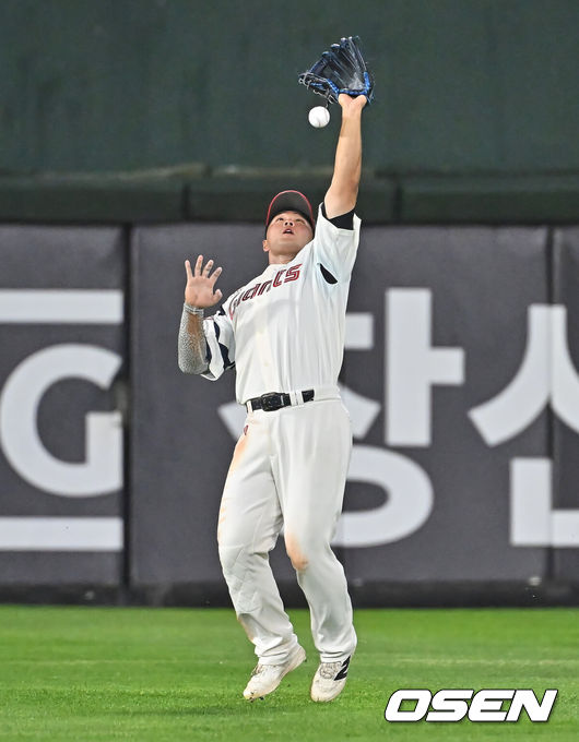 [OSEN=부산, 이석우 기자] 28일 부산 사직야구장에서 2026 신한 SOL KBO 리그 롯데 자이언츠와 LG 트윈스의 경기가 열렸다. 홈팀 롯데는 김진욱이, 방문팀 LG는 이정용이 선발 출전했다.롯데 자이언츠 김동현이 6회초 1사 1루 LG 트윈스 오스틴의 타구를 잡지 못하고 있다. 2026.05.28 / foto0307@osen.co.kr