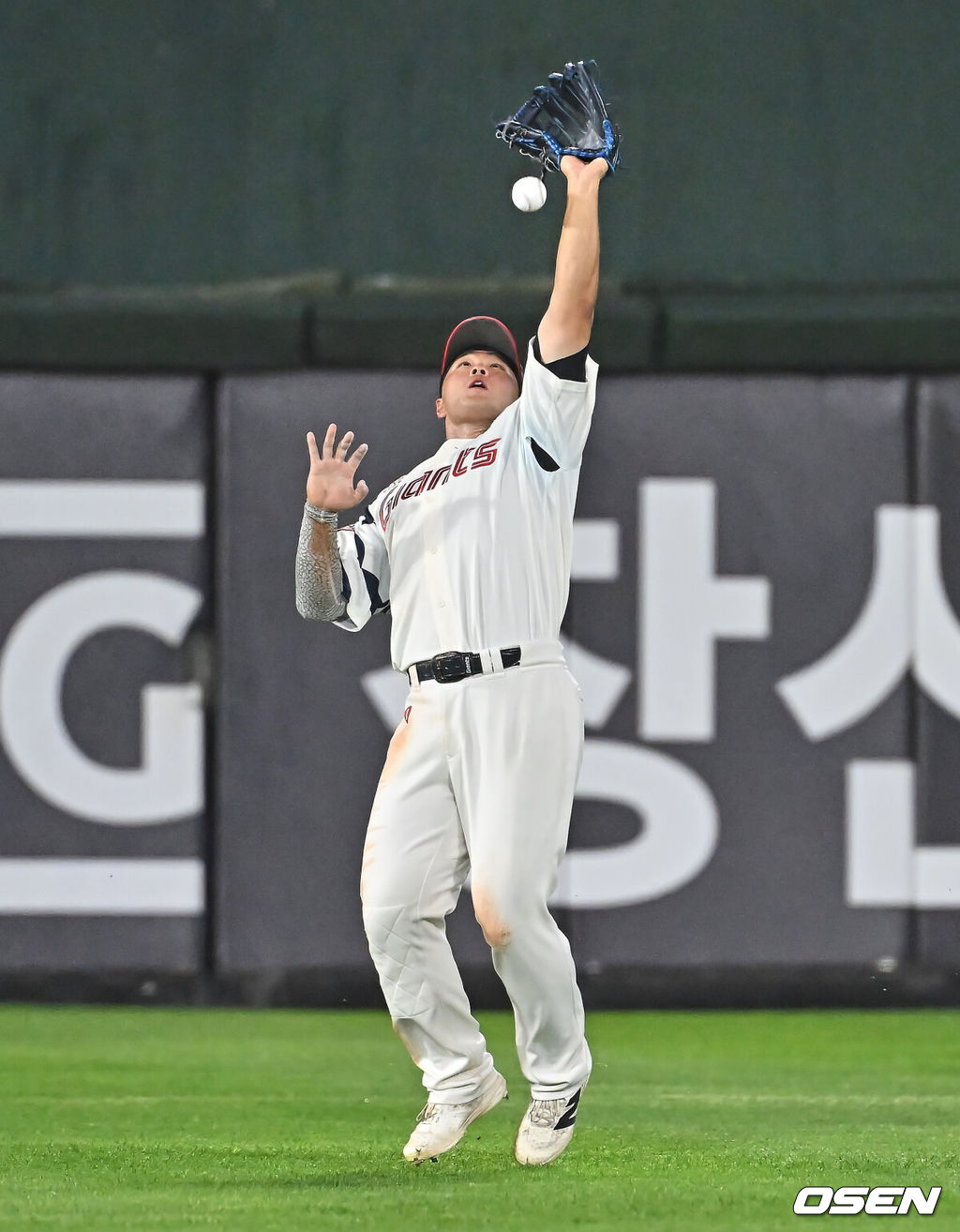 28일 부산 사직야구장에서 2026 신한 SOL KBO 리그 롯데 자이언츠와 LG 트윈스의 경기가 열렸다. 홈팀 롯데는 김진욱이, 방문팀 LG는 이정용이 선발 출전했다.롯데 자이언츠 김동현이 6회초 1사 1루 LG 트윈스 오스틴의 타구를 잡지 못하고 있다. 2026.05.28 / foto0307@osen.co.kr