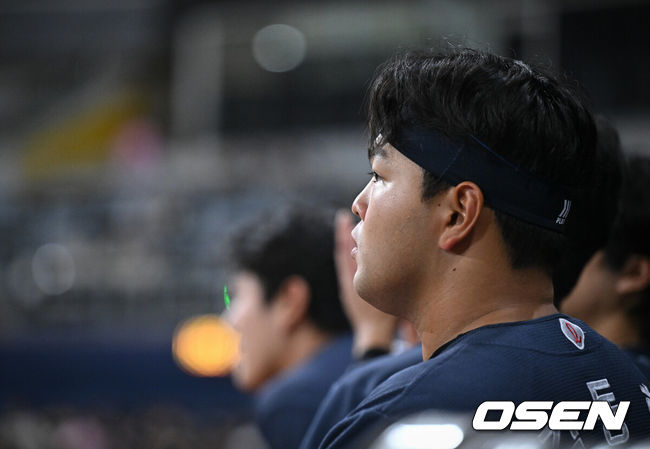 [OSEN=고척, 조은정 기자]21일 서울 고척스카이돔에서 2026 신한 SOL Bank KBO리그 키움 히어로즈와 롯데 자이언츠의 경기가 열렸다.홈팀 키움은 배동현을, 방문팀 롯데는 비슬리를 선발로 내세웠다.경기 지켜보는 롯데 김동현. 2026.06.21 /cej@osen.co.kr