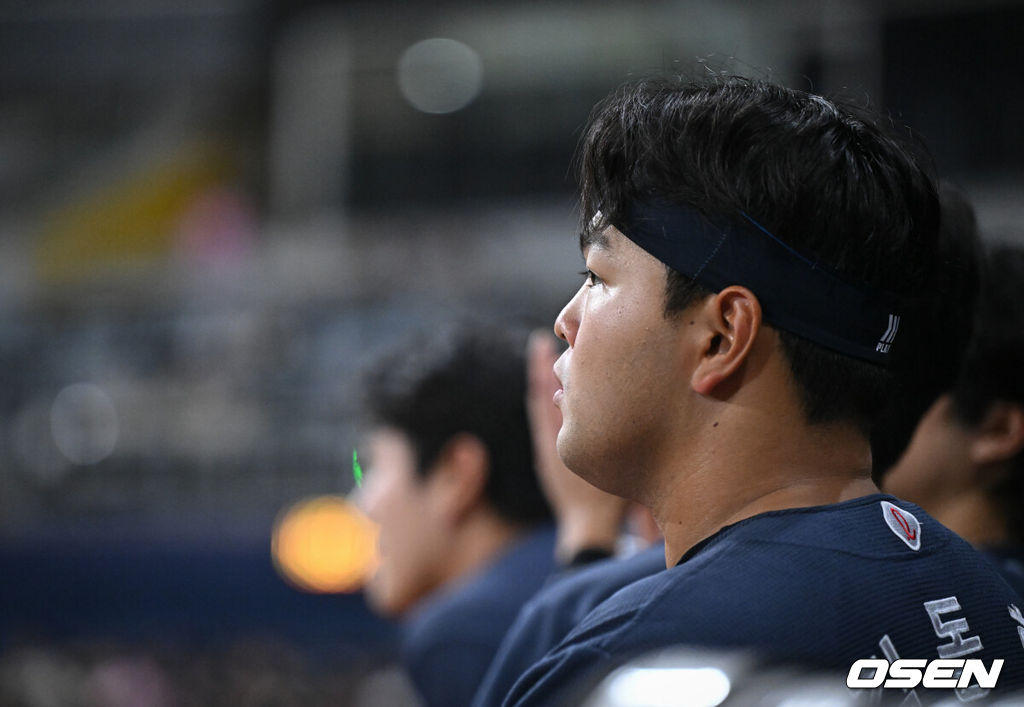 21일 서울 고척스카이돔에서 2026 신한 SOL Bank KBO리그 키움 히어로즈와 롯데 자이언츠의 경기가 열렸다.홈팀 키움은 배동현을, 방문팀 롯데는 비슬리를 선발로 내세웠다.경기 지켜보는 롯데 김동현. 2026.06.21 /cej@osen.co.kr