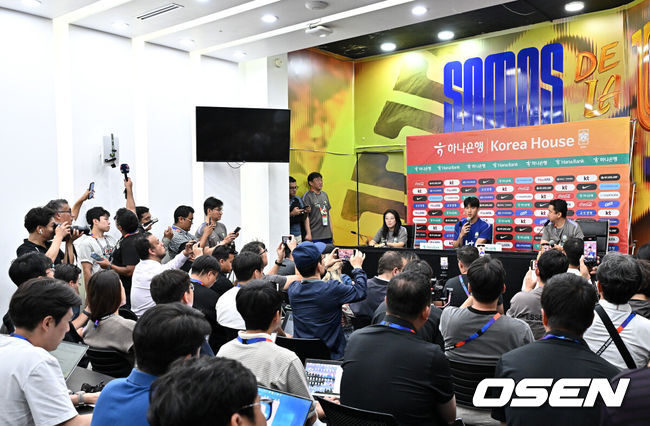 [OSEN=몬테레이(멕시코), 이대선 기자] 23일(한국시간) 멕시코 몬테레이에 위치한 에스타디오 유니버시타리오에서 대한민국 축구 대표팀 이한범의 인터뷰가 진행됐다.대한민국 축구대표팀은 오는 25일 오전 10시 멕시코 몬테레이 스타디움에서 남아프리카공화국을 상대로 2026 국제축구연맹(FIFA) 북중미 월드컵 조별리그 A조 최종 3차전을 치른다. 대한민국 이한범이 인터뷰를 하고 있다. 20206.06.23 /sunday@osen.co.kr
