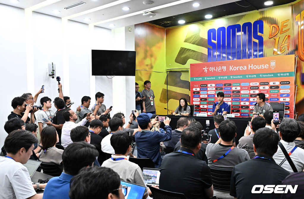 23일(한국시간) 멕시코 몬테레이에 위치한 에스타디오 유니버시타리오에서 대한민국 축구 대표팀 이한범의 인터뷰가 진행됐다.대한민국 축구대표팀은 오는 25일 오전 10시 멕시코 몬테레이 스타디움에서 남아프리카공화국을 상대로 2026 국제축구연맹(FIFA) 북중미 월드컵 조별리그 A조 최종 3차전을 치른다. 대한민국 이한범이 인터뷰를 하고 있다. 20206.06.23 /sunday@osen.co.kr