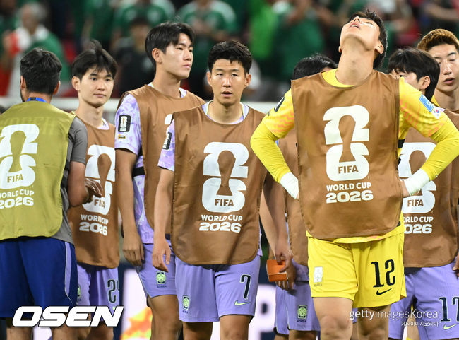 [OSEN=과달라하라(멕시코), 이대선 기자] 홍명보 감독이 이끄는 대한민국 축구대표팀은 19일 오전 10시(이하 한국시간) 멕시코 과달라하라의 에스타디오 과달라하라에서 열린 2026 국제축구연맹(FIFA) 북중미 월드컵 조별리그 A조 2차전에서 멕시코에 0-1로 패했다.이로써 한국은 1승 1패, 승점 3으로 멕시코(승점 6)에 이어 조 2위가 됐다. 체코와 남아프리카공화국이 나란히 승점 1에 머물러 있는 만큼 한국은 남아공과 최종전에서 무승부만 거둬도 조 2위를 확보할 수 있다.경기 종료 후 대한민국 손흥민이 아쉬워하고 있다. 2026.06.19 /sunday@osen.co.kr