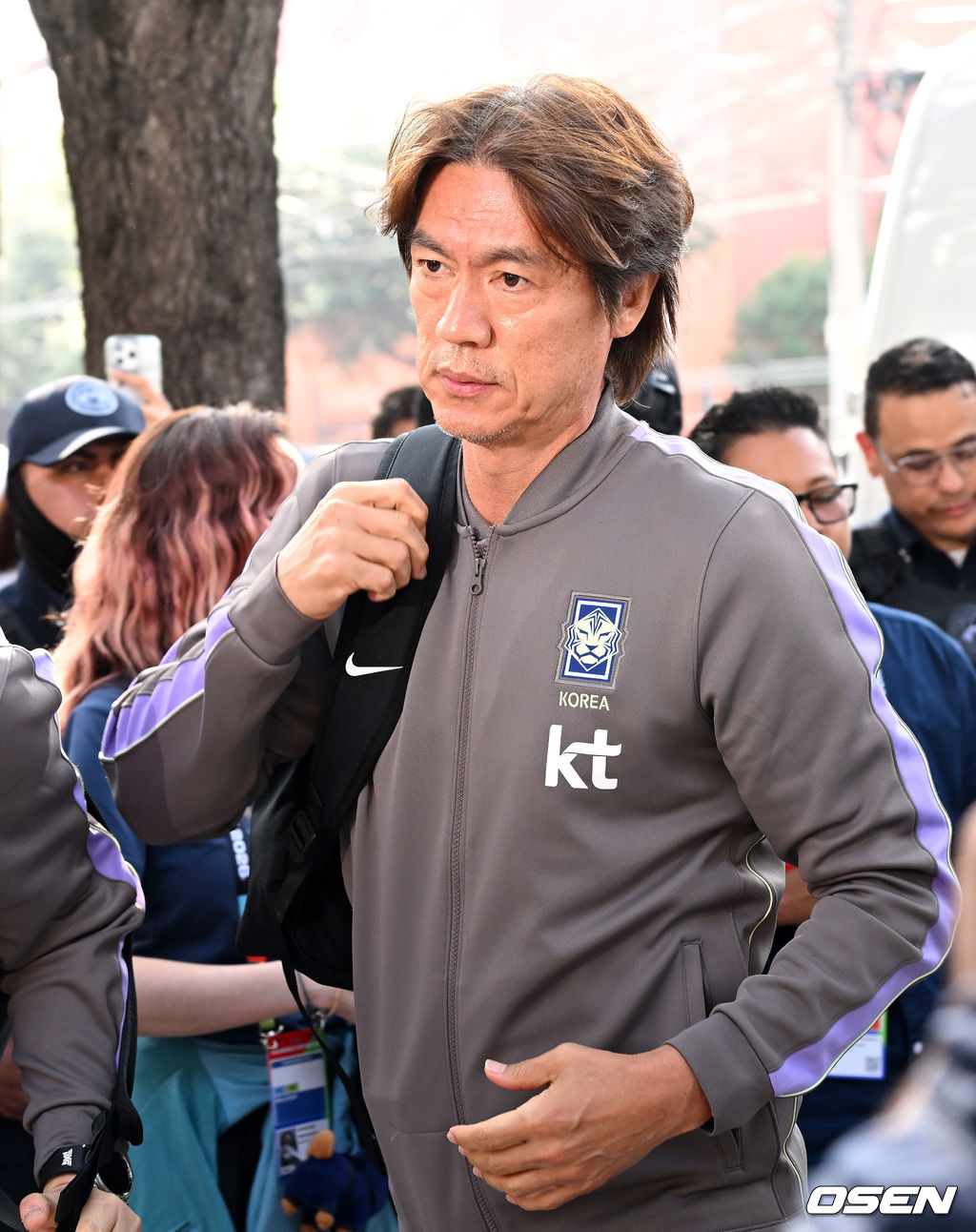 홍명보 감독이 이끄는 대한민국 축구대표팀이 22일(한국시간) 멕시코 몬테레이에 입성했다.대한민국 축구대표팀은 오는 25일 오전 10시 멕시코 몬테레이 스타디움에서 남아프리카공화국을 상대로 2026 국제축구연맹(FIFA) 북중미 월드컵 조별리그 A조 최종 3차전을 치른다. 대한민국 홍명보 감독이 대표팀 숙소로 향하고 있다. 20206.06.22 /sunday@osen.co.kr