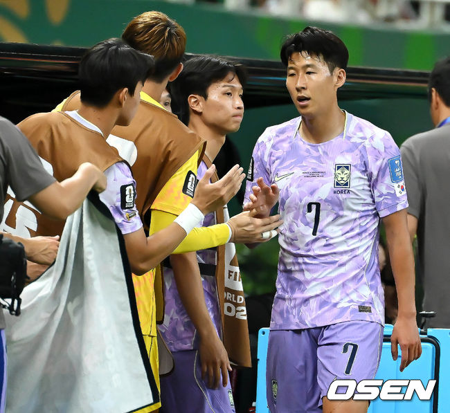 [OSEN=과달라하라(멕시코), 이대선 기자] 홍명보 감독이 이끄는 대한민국 축구대표팀은 19일 오전 10시(이하 한국시간) 멕시코 과달라하라의 에스타디오 과달라하라에서 열린 2026 국제축구연맹(FIFA) 북중미 월드컵 조별리그 A조 2차전에서 멕시코에 0-1로 패했다.이로써 한국은 1승 1패, 승점 3으로 멕시코(승점 6)에 이어 조 2위가 됐다. 체코와 남아프리카공화국이 나란히 승점 1에 머물러 있는 만큼 한국은 남아공과 최종전에서 무승부만 거둬도 조 2위를 확보할 수 있다.후반 대한민국 손흥민이 교체되며 선수들과 하이파이브를 하고 있다. 2026.06.19 /sunday@osen.co.kr