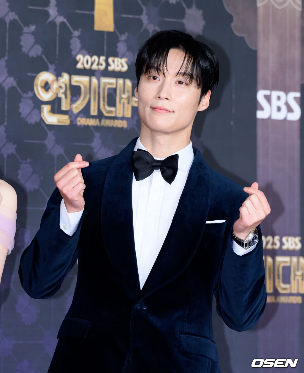 31일 오후 서울 마포구 SBS프리즘타워에서 ‘2025 SBS 연기대상’ 레드카펫 행사가 열렸다.‘2025 SBS 연기대상’은 장르를 초월한 연기 신들의 각축전이 예고된 가운데, 고현정, 한지민, 윤계상, 이제훈, 박형식이 대상 후보로 이름을 올렸다.배우 허남준이 포토타임을 가지고 있다. 2025.12.31 /sunday@osen.co.kr