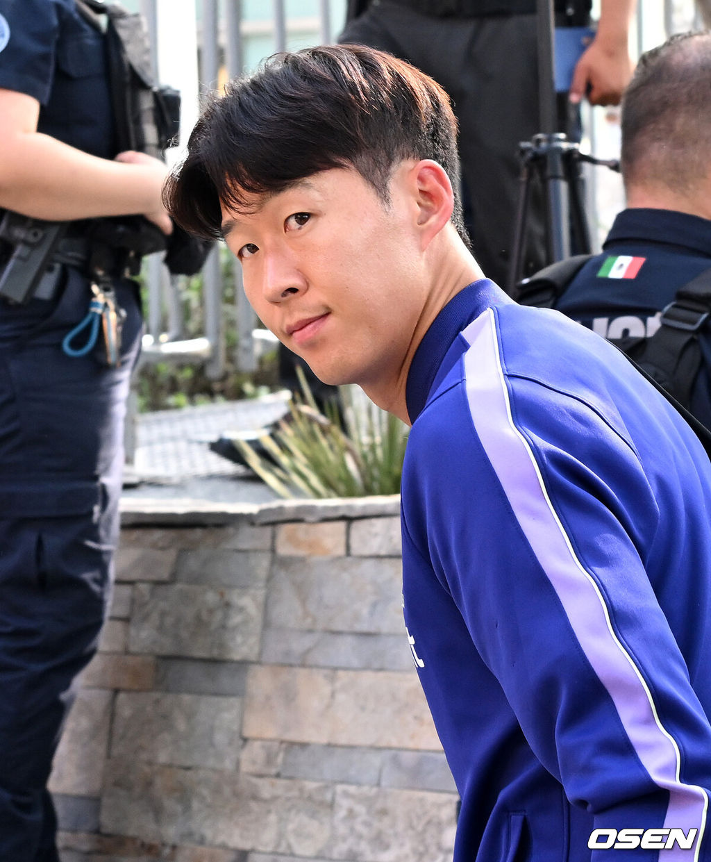 홍명보 감독이 이끄는 대한민국 축구대표팀이 22일(한국시간) 멕시코 몬테레이에 입성했다.대한민국 축구대표팀은 오는 25일 오전 10시 멕시코 몬테레이 스타디움에서 남아프리카공화국을 상대로 2026 국제축구연맹(FIFA) 북중미 월드컵 조별리그 A조 최종 3차전을 치른다. 대한민국 손흥민이 대표팀 숙소로 향하고 있다. 20206.06.22 /sunday@osen.co.kr
