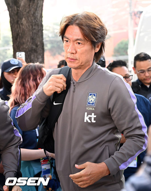 [OSEN=몬테레이(멕시코), 이대선 기자] 홍명보 감독이 이끄는 대한민국 축구대표팀이 22일(한국시간) 멕시코 몬테레이에 입성했다.대한민국 축구대표팀은 오는 25일 오전 10시 멕시코 몬테레이 스타디움에서 남아프리카공화국을 상대로 2026 국제축구연맹(FIFA) 북중미 월드컵 조별리그 A조 최종 3차전을 치른다. 대한민국 홍명보 감독이 대표팀 숙소로 향하고 있다. 20206.06.22 /sunday@osen.co.kr