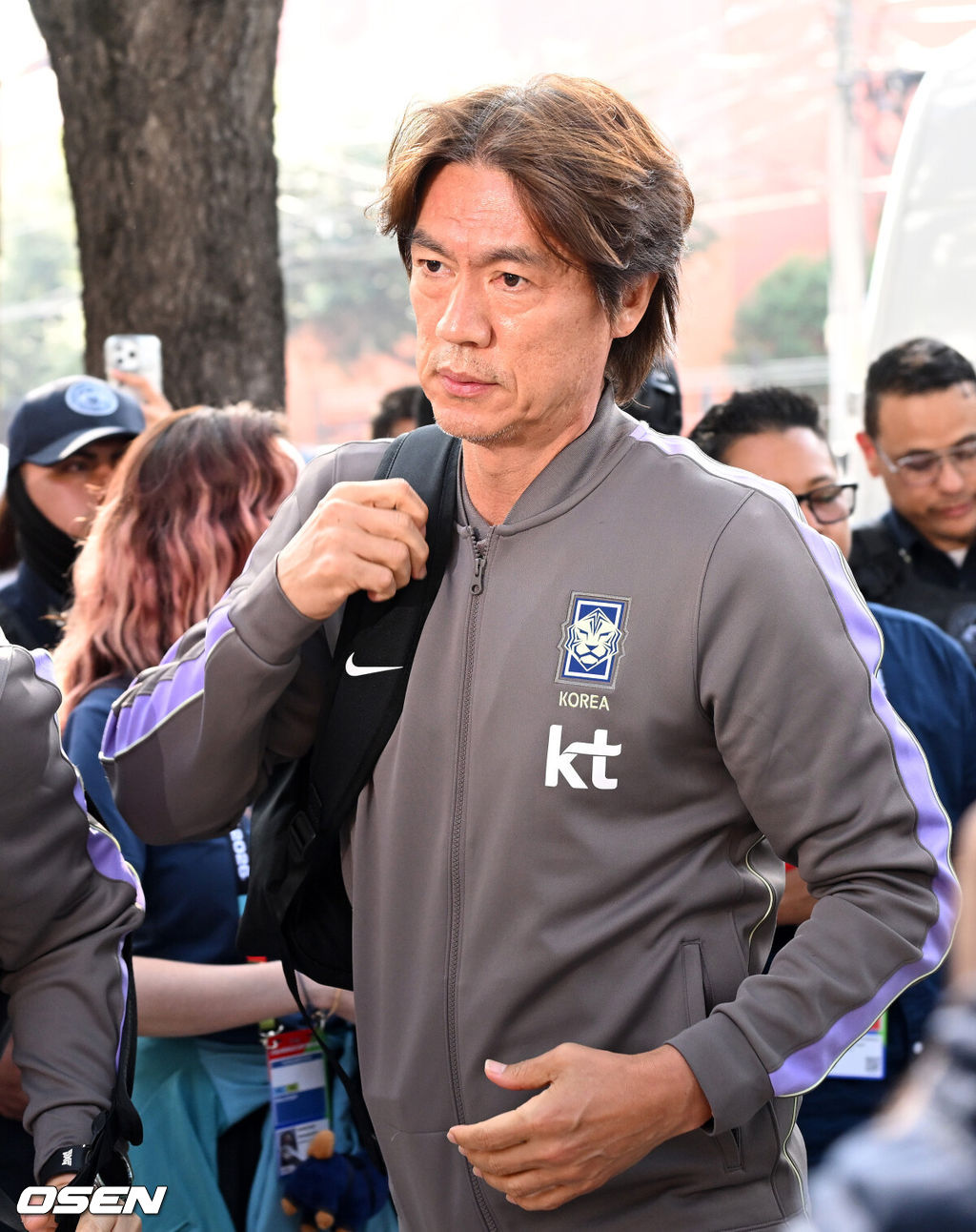 홍명보 감독이 이끄는 대한민국 축구대표팀이 22일(한국시간) 멕시코 몬테레이에 입성했다.대한민국 축구대표팀은 오는 25일 오전 10시 멕시코 몬테레이 스타디움에서 남아프리카공화국을 상대로 2026 국제축구연맹(FIFA) 북중미 월드컵 조별리그 A조 최종 3차전을 치른다. 대한민국 홍명보 감독이 대표팀 숙소로 향하고 있다. 20206.06.22 /sunday@osen.co.kr