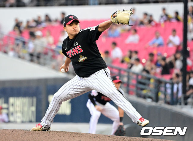 [OSEN=광주, 지형준 기자] 17일 광주-기아 챔피언스필드에서 2026 신한 SOL KBO리그 KIA 타이거즈와 LG 트윈스의 경기가 열렸다.KIA는 아담 올러, LG는 장현식이 선발로 나섰다. 1회말 LG 장현식이 역투하고 있다. 2026.06.17&nbsp;/ jpnews@osen.co.kr