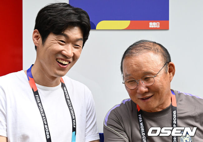 [OSEN=사포판(멕시코), 이대선 기자] 2026 북중미 월드컵에 참가하는 대한민국 축구국가대표팀이 11일(한국시각) 멕시코 과달라하라 인근 사포판의 치바스 베르데 바예에서 훈련을 진행했다.대한민국 월드컵대표팀은 오는 12일 오전 11시(한국시각) 체코와 2026년 북중미 월드컵 조별리그 A조 1차전을 펼친다.훈련장을 방문한 박지성 해설위원, 박항서 월드컵 지원단장이 이야기를 나누고 있다. 2026.06.11 /sunday@osen.co.kr
