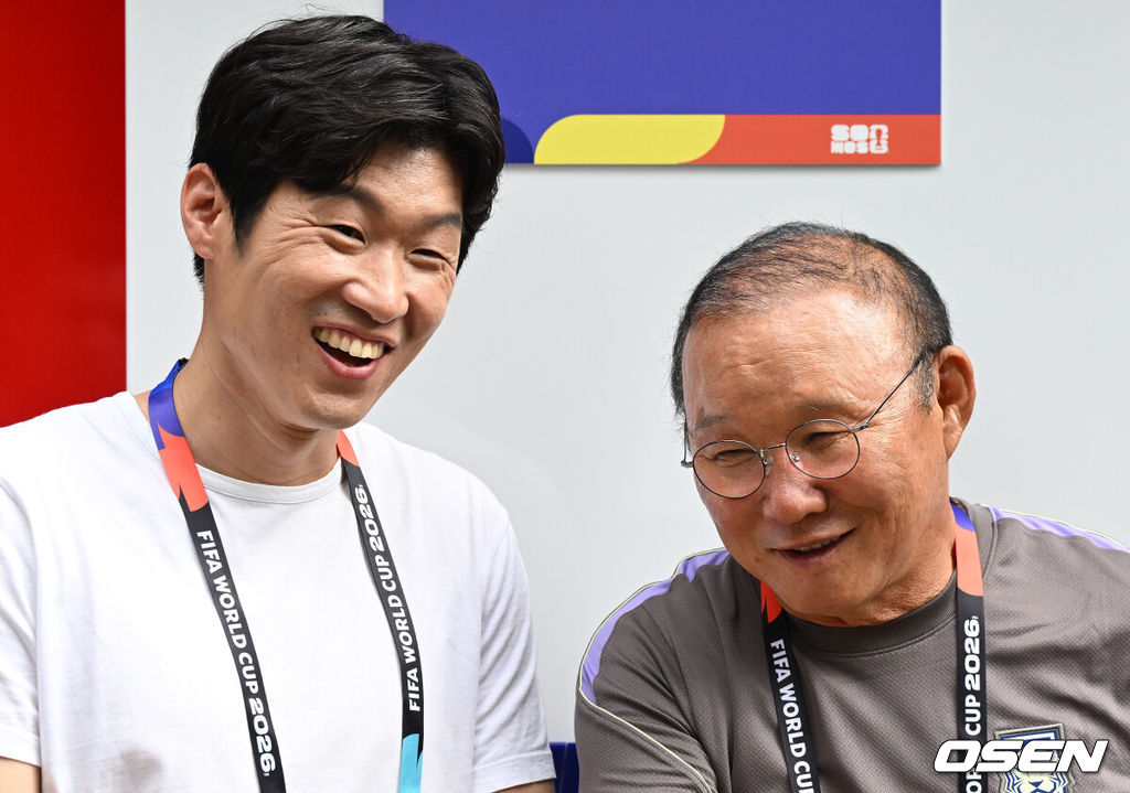 2026 북중미 월드컵에 참가하는 대한민국 축구국가대표팀이 11일(한국시각) 멕시코 과달라하라 인근 사포판의 치바스 베르데 바예에서 훈련을 진행했다.대한민국 월드컵대표팀은 오는 12일 오전 11시(한국시각) 체코와 2026년 북중미 월드컵 조별리그 A조 1차전을 펼친다.훈련장을 방문한 박지성 해설위원, 박항서 월드컵 지원단장이 이야기를 나누고 있다. 2026.06.11 /sunday@osen.co.kr