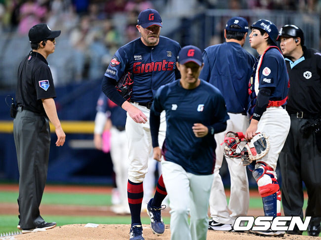 [OSEN=고척, 조은정 기자]21일 서울 고척스카이돔에서 2026 신한 SOL Bank KBO리그 키움 히어로즈와 롯데 자이언츠의 경기가 열렸다.홈팀 키움은 배동현을, 방문팀 롯데는 비슬리를 선발로 내세웠다.5회말 무사 1루에서 롯데 비슬리가 교체되고 있다. 2026.06.21 /cej@osen.co.kr