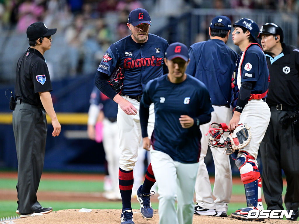 21일 서울 고척스카이돔에서 2026 신한 SOL Bank KBO리그 키움 히어로즈와 롯데 자이언츠의 경기가 열렸다.홈팀 키움은 배동현을, 방문팀 롯데는 비슬리를 선발로 내세웠다.5회말 무사 1루에서 롯데 비슬리가 교체되고 있다. 2026.06.21 /cej@osen.co.kr
