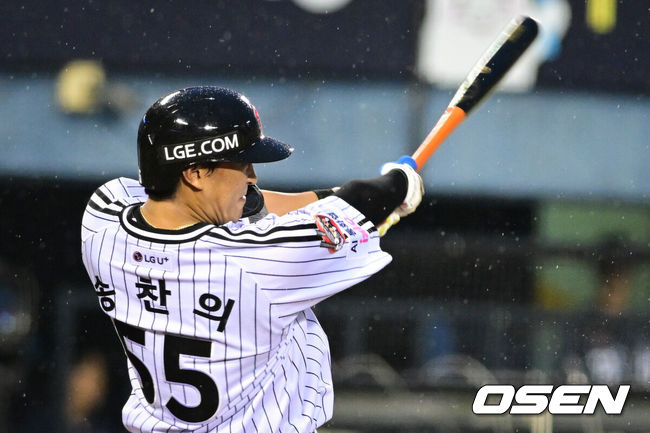 [OSEN=잠실, 조은정 기자]19일 서울 잠실야구장에서 ‘2026 신한 SOL Bank KBO리그’ LG 트윈스와 두산 베어스의 경기가 열렸다.홈팀 LG는 이정용을, 방문팀 두산은 벤자민을 선발로 내세웠다.5회말 2사 1루에서 LG 송찬의가 역전 투런 홈런을 날리고 있다. 2026.06.19 /cej@osen.co.kr