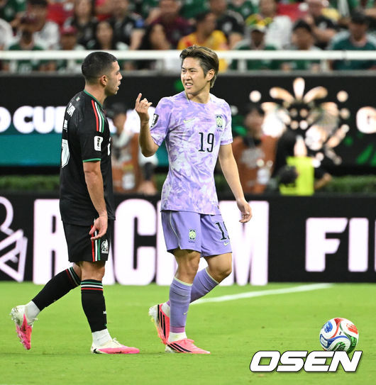 [OSEN=과달라하라(멕시코), 이대선 기자] 19일 (한국시각) 멕시코 에스타디오 과달라하라에서 2026 국제축구연맹(FIFA) 북중미 월드컵 A조 조별리그 2차전 대한민국과 멕시코의 경기가 열렸다.체코를 상대로 2-1 역전승을 거둔 한국은 멕시코전 승리와 함께 조 1위 도약을 노린다. 멕시코 역시 남아프리카공화국을 2-0으로 꺾고 승점 3점을 확보했다.전반 이강인이 멕시코 리라의 도발에 넘어가지 않고 있다. 2026.06.19 /sunday@osen.co.kr