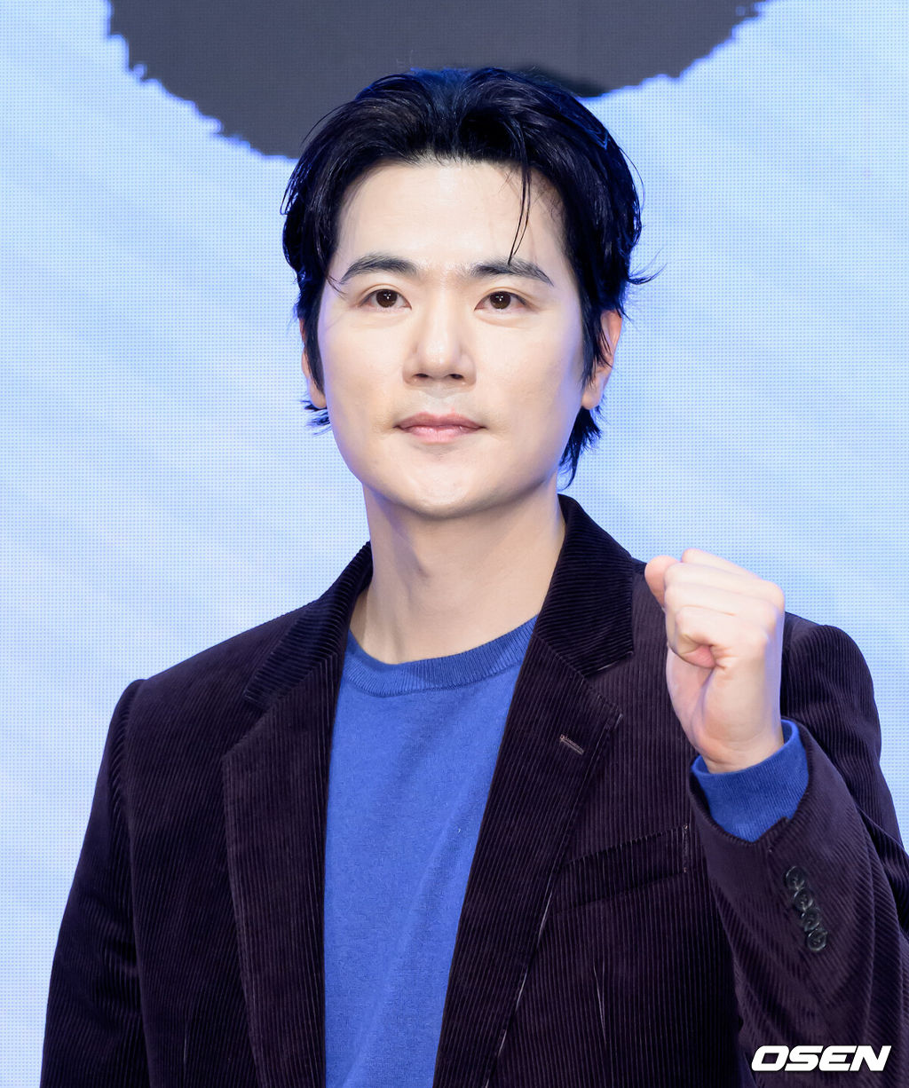 18일 오후 서울 구로구 디큐브시티 더 세인트에서 진행된 KBS 2TV 대하드라마 '문무' 제작보고회가 열렸다.'문무'는 약소국 신라가 강대국 고구려와 백제, 그리고 당나라까지 넘어선 끝에 마침내 삼한을 하나로 묶은 위대한 통합의 서사를 그린다.배우 김강우가 포토타임을 가지고 있다. 2025.11.18 /sunday@osen.co.kr