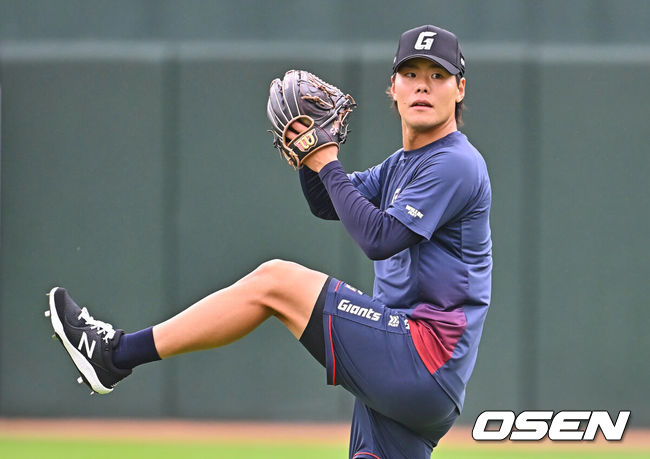 [OSEN=부산, 이석우 기자] 23일 부산 사직야구장에서 2026 신한 SOL KBO 리그 롯데 자이언츠와 NC 다이노스의 경기가 열린다. 홈팀 롯데는 박세웅이, 방문팀 NC는 라일리가 선발 출전한다.롯데 자이언츠 이이무라 쇼타가 훈련을 하고 있다. 2026.06.23 / foto0307@osen.co.kr